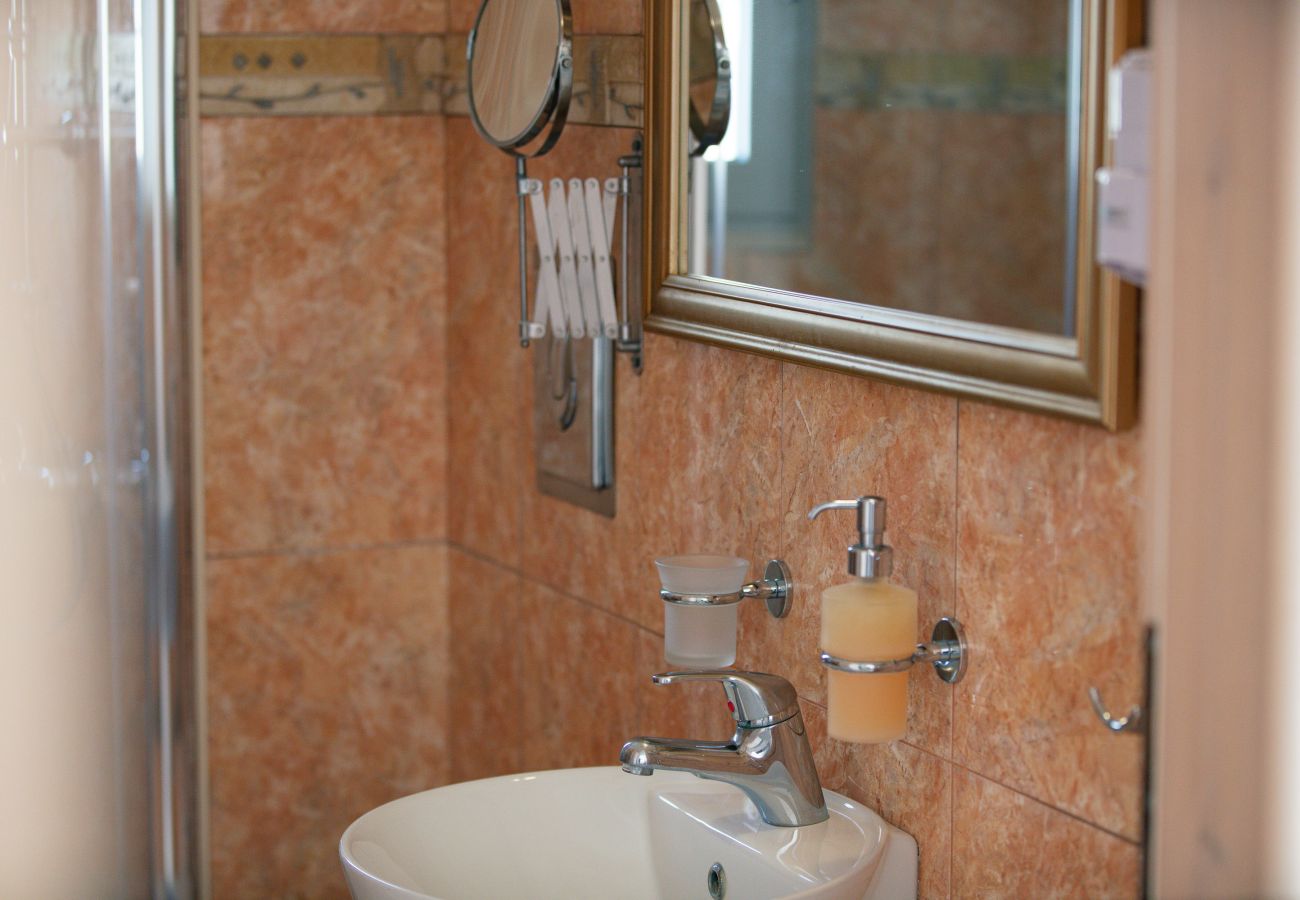 Bathroom of the Evgoros Ouranos villa, Agia Galini Bathroom of the Evgoros Ouranos villa, Agia Galini
