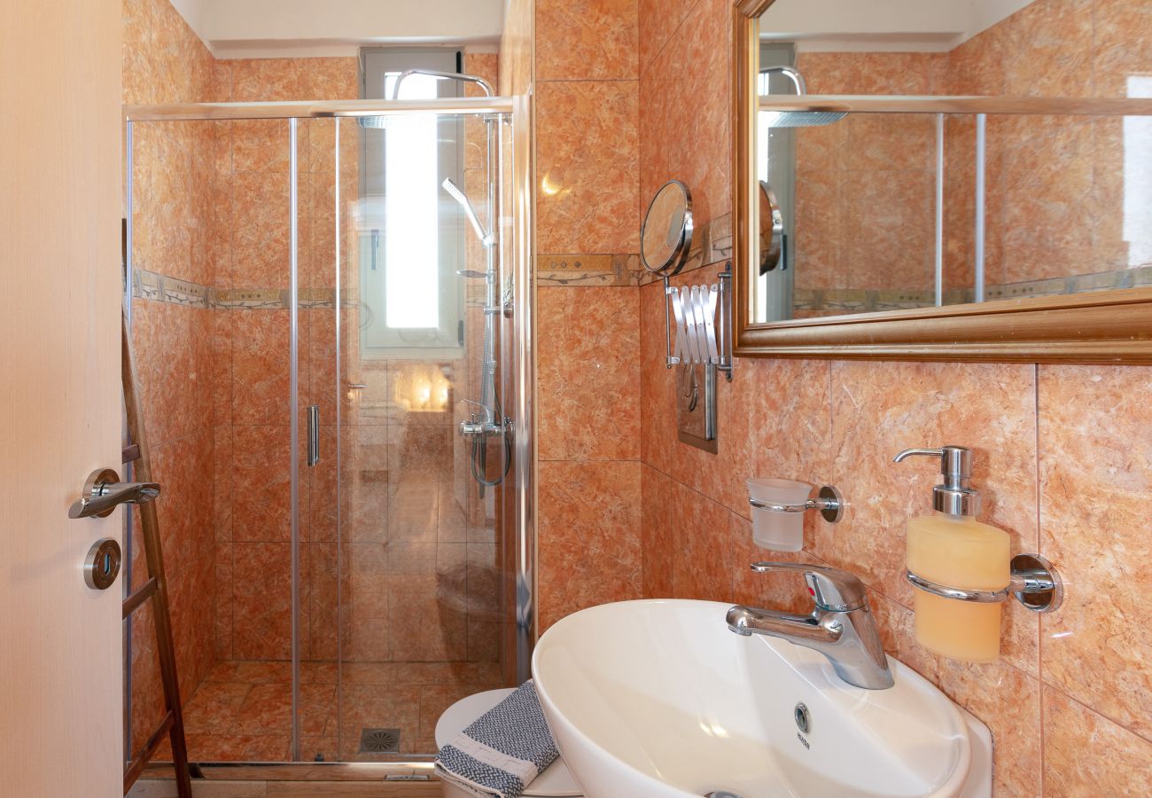 Bathroom of the Evgoros Ouranos villa, Agia Galini Bathroom of the Evgoros Ouranos villa, Agia Galini