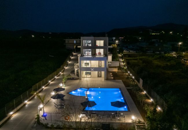 Modern 3 apts Villa,Huge Swimming pool,Near all amenities,Rethymno