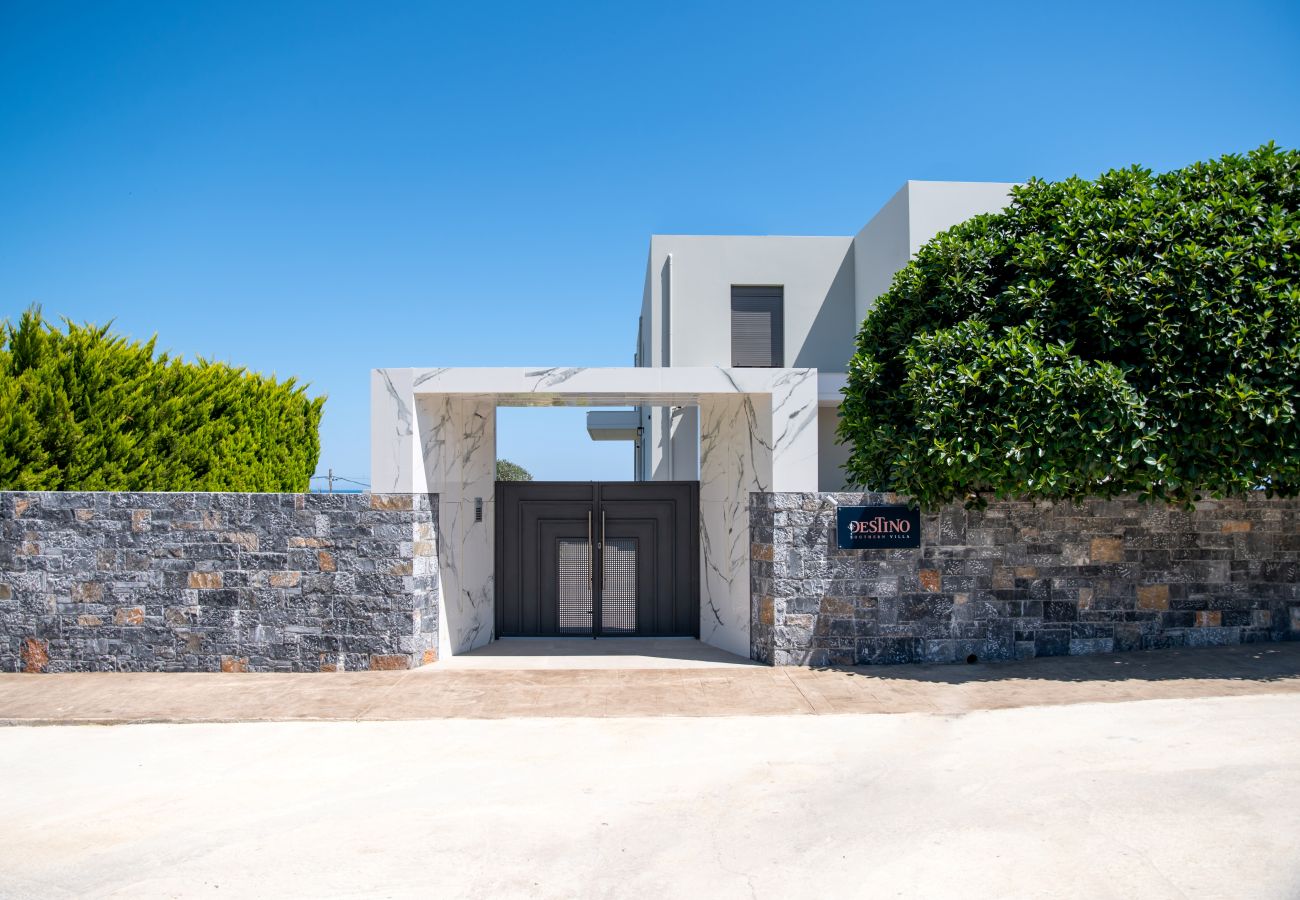 Modern 3 apts Villa,Huge Swimming pool,Near all amenities,Rethymno   Modern 3 apts Villa,Huge Swimming pool,Near all amenities,Rethymno