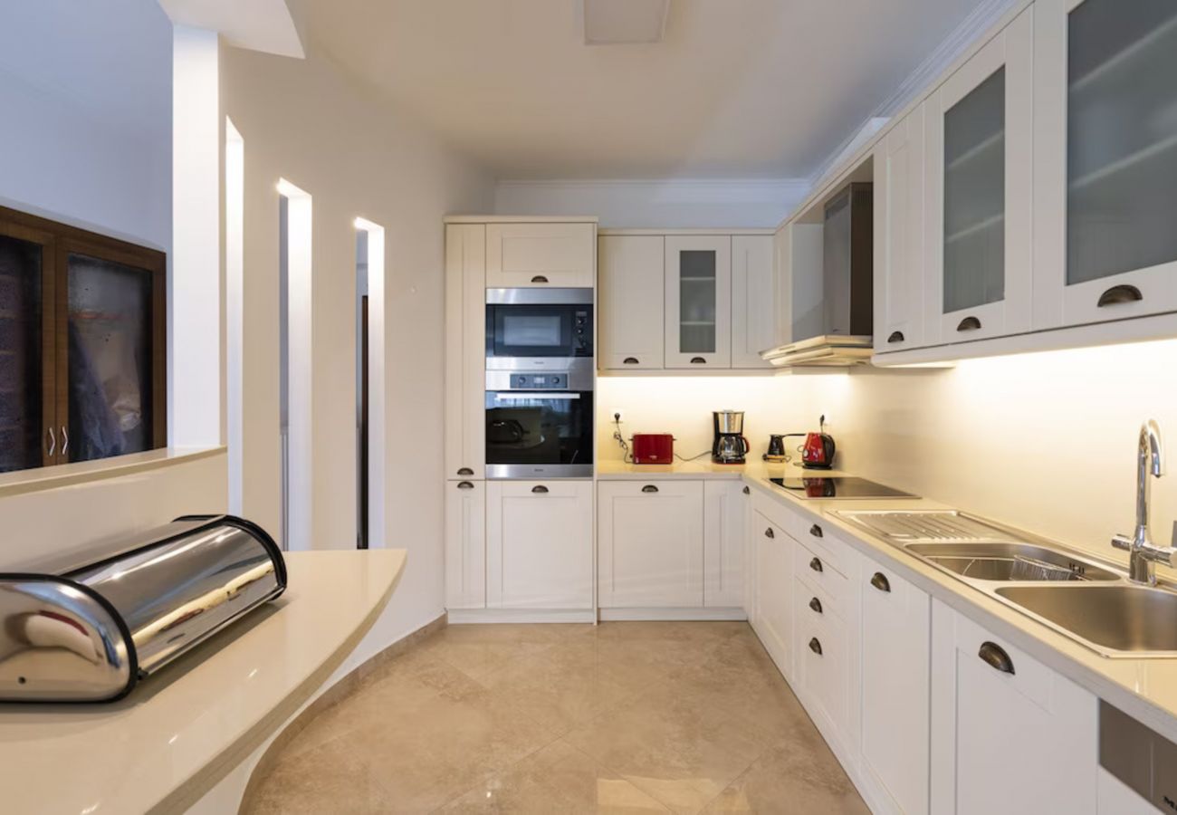 Helen Luxury Holiday House, Fully Equipped Kitchen Helen Luxury Holiday House, Fully Equipped Kitchen