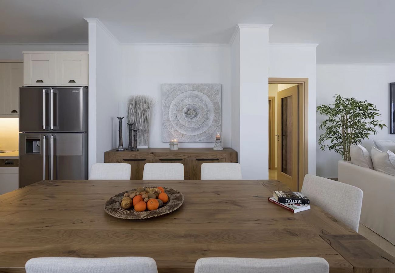 Helen Luxury Holiday House, Modern Dining Area Helen Luxury Holiday House, Modern Dining Area