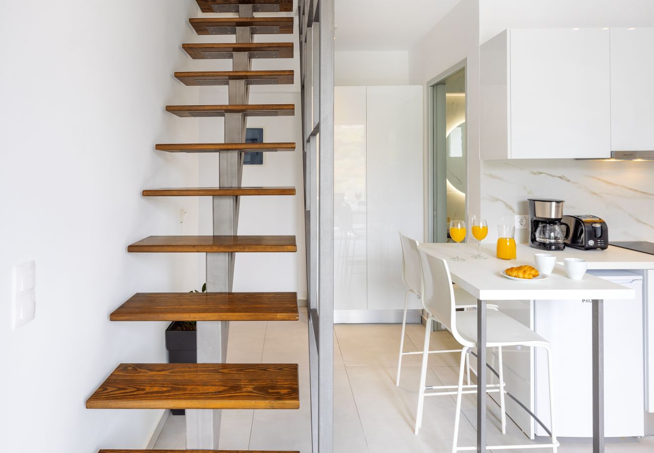 Creta Sun,204 Mezzamine, Modern Staircase Creta Sun,204 Mezzamine, Modern Staircase