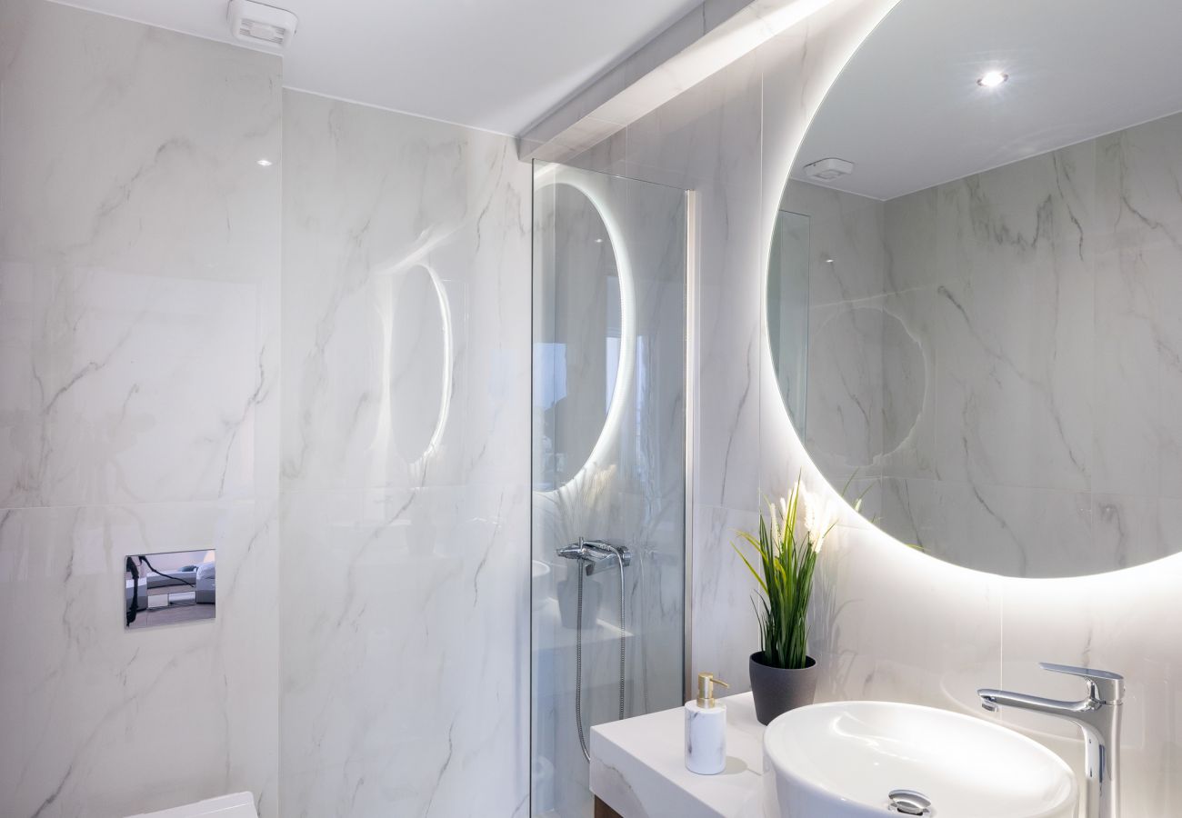 Creta Sun,204 Mezzamine, Modern Bathroom Creta Sun,204 Mezzamine, Modern Bathroom