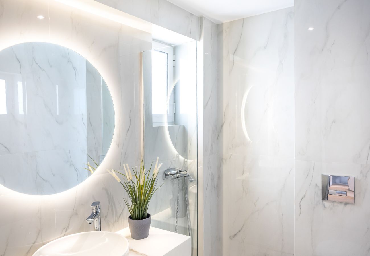 Creta Sun,204 Mezzamine, Modern Bathroom Creta Sun,204 Mezzamine, Modern Bathroom