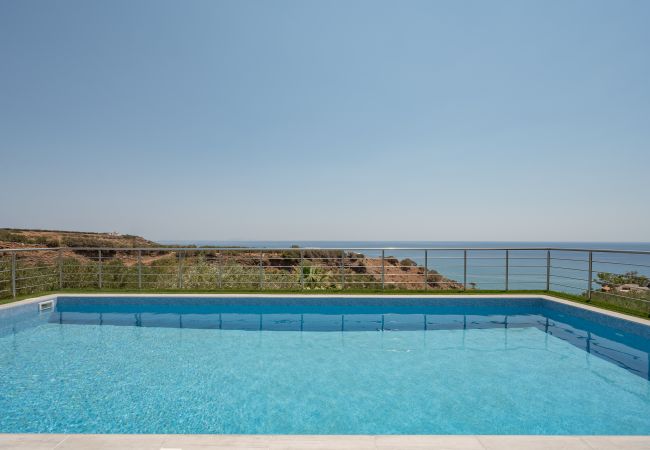 Ferienhaus in Keratokambos - Gallery Villa w/ Pool · 300m Beach · Sea Views
