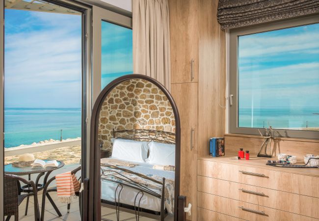 Villa in Kato Gouves - Artemis beachfront villa-on the Waves Villa in Kato Gouves - Artemis beachfront villa-on the Waves