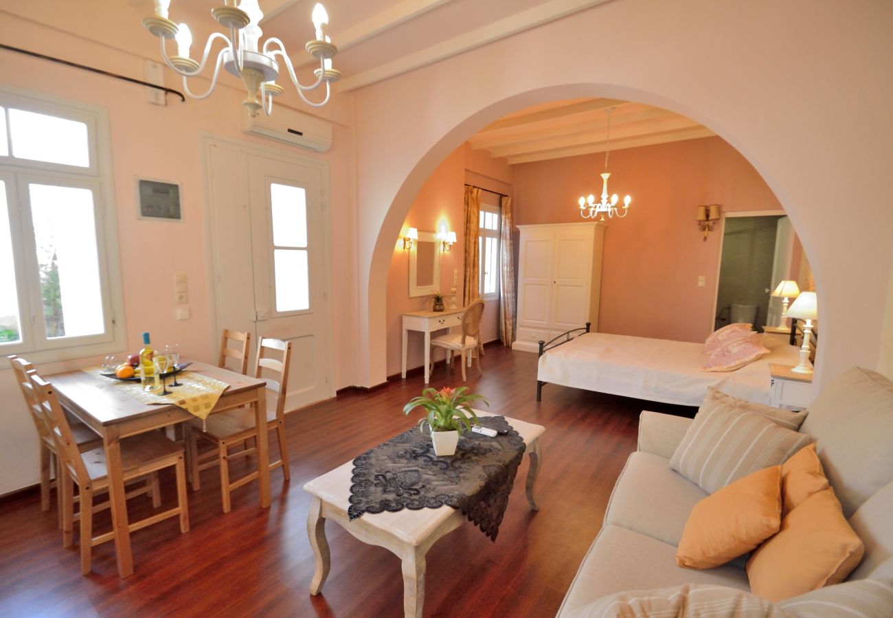 2 person studio in Rethymno Old Town, Living and dining area 2 person studio in Rethymno Old Town, Living and dining area