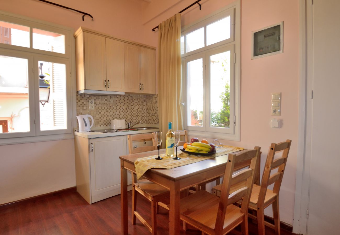 2 person studio in Rethymno Old Town, Kitchen and dining table 2 person studio in Rethymno Old Town, Kitchen and dining table