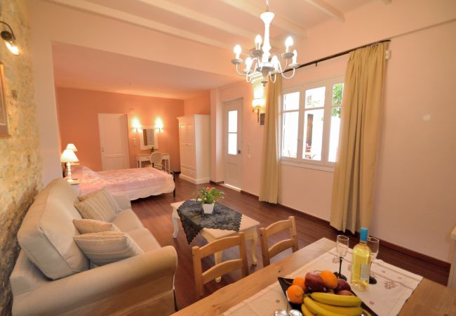 2 person studio in Rethymno Old Town, Living and dining area 2 person studio in Rethymno Old Town, Living and dining area