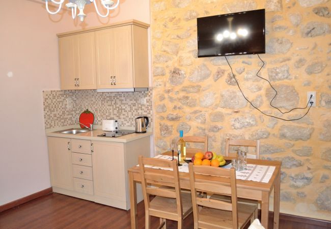2 person studio in Rethymno Old Town, Kitchen and dining table 2 person studio in Rethymno Old Town, Kitchen and dining table