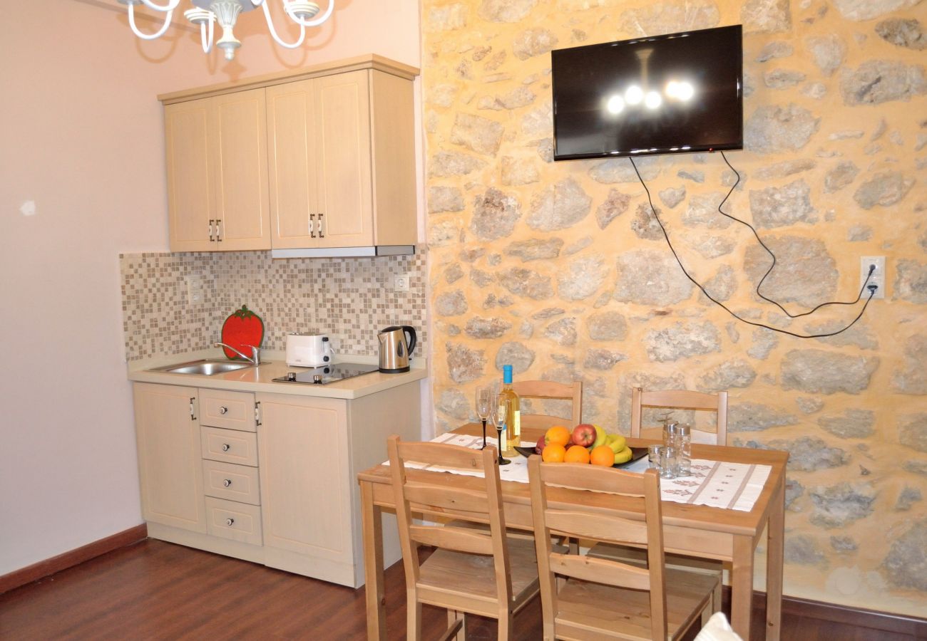 2 person studio in Rethymno Old Town, Kitchen and dining table 2 person studio in Rethymno Old Town, Kitchen and dining table