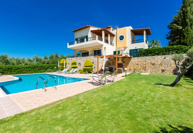 Amazing  villa near Rethymno,Adele,lawn area and swimming pool