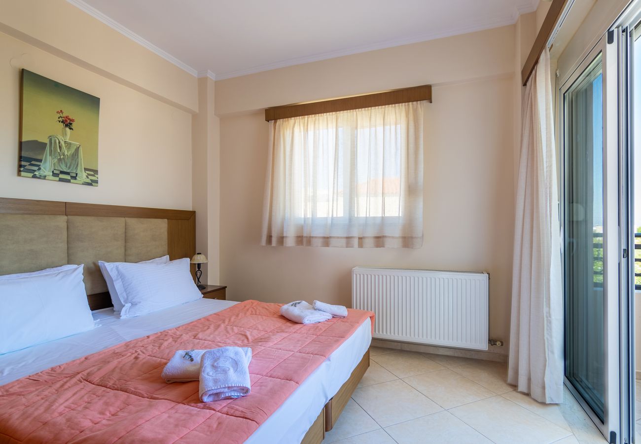 Villa in Walking distance to the beach, Near tavern, Chania, Crete Comfortable bedroom of the villa of the villa in Walking distance to the beach, Near tavern, Chania, Crete
