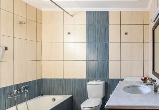Villa in Walking distance to the beach, Near tavern, Chania, Crete Modern bathroom of the villa in Walking distance to the beach, Near tavern, Chania, Crete