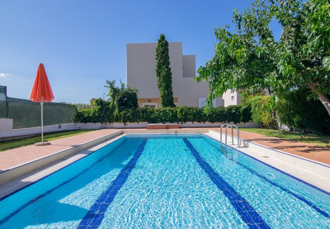 Villa in Walking distance to the beach, Near tavern, Chania, Crete Swimming pool area of the villa in Walking distance to the beach, Near tavern, Chania, Crete