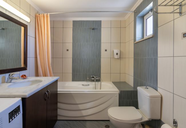 Villa in Walking distance to the beach, Near tavern, Chania, Crete Modern bathroom of the villa in Walking distance to the beach, Near tavern, Chania, Crete