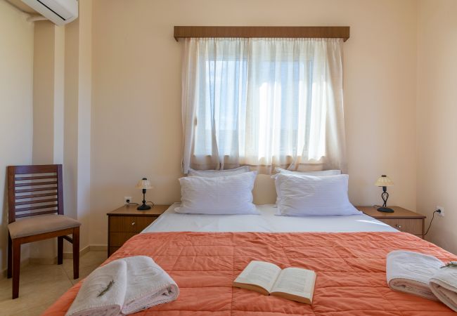 Villa in Walking distance to the beach, Near tavern, Chania, Crete Comfortable bedroom of the villa in Walking distance to the beach, Near tavern, Chania, Crete