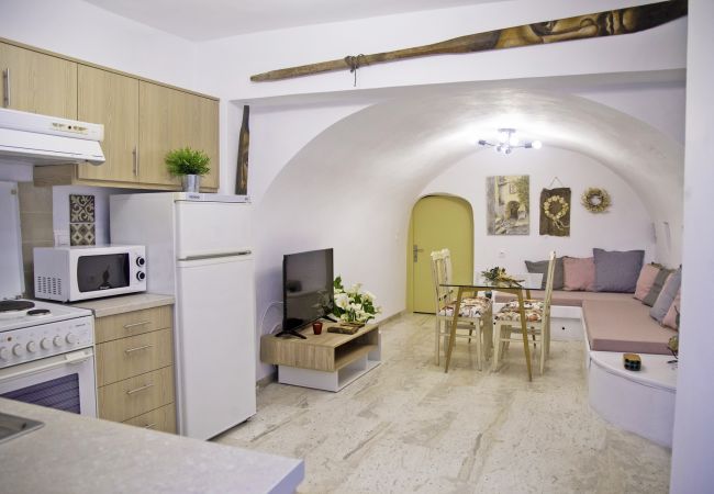Cozy Apartment for 8,Areopoli,Mani,Near Amenities