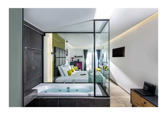 Platinum Suites by the sea-Room Jacuzzi Platinum Suites by the sea-Room Jacuzzi