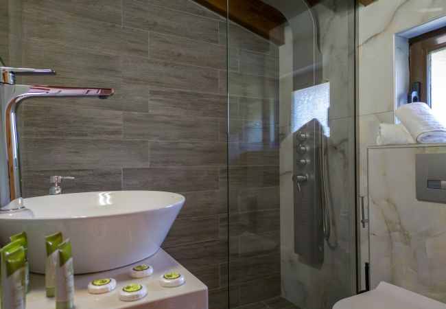 Kipo Paradiso 6 Yoga & Spa Resort, Luxury Bathroom Kipo Paradiso 6 Yoga & Spa Resort, Luxury Bathroom